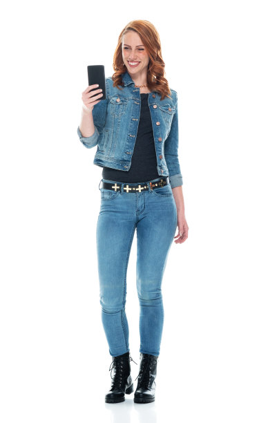 全长/正面/看相机/一个人20-29岁的成年漂亮的红发白人女性/年轻女性摄影站谁是微笑/快乐/愉快/大笑谁正在自拍/拍照图片下载