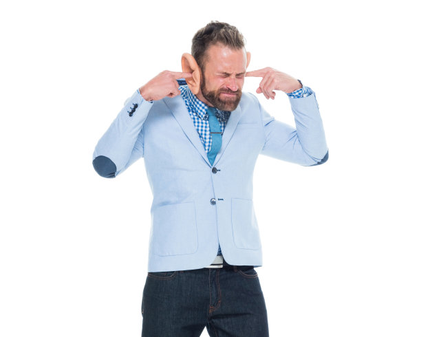 一个人/一个人/腰部以上/正面30-39岁英俊的人棕色头发/有胡子/短发高加索男性/年轻人商人/商人站在和庆祝谁是窃窃私语/指指图片下载