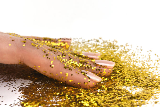 交上金光。金手指。女性手孤立在白色背景上有闪光。节日的概念。图片下载