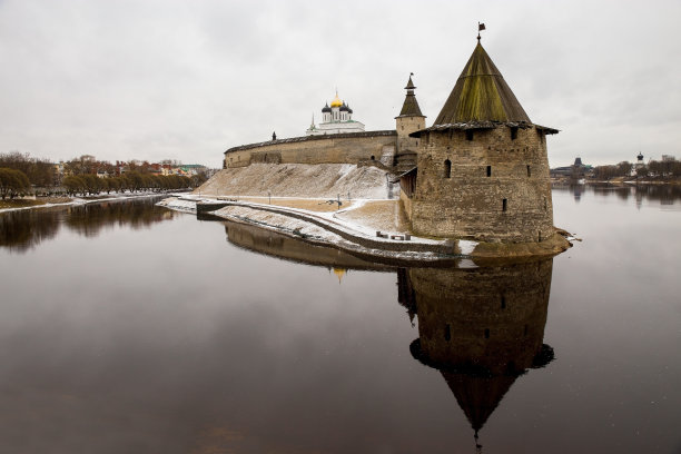 中世纪城堡的全景图。普斯科夫,俄罗斯。图片下载