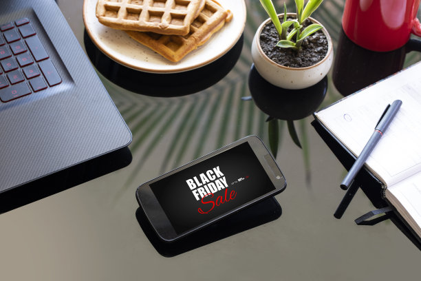 有黑色星期五短信的手机。黑色星期五销售。特价折扣短信手机屏幕短信图片下载