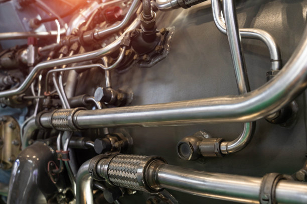 飞机发动机复杂机械管道特写图片下载