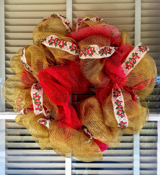 门上挂着金色的节日花环图片下载