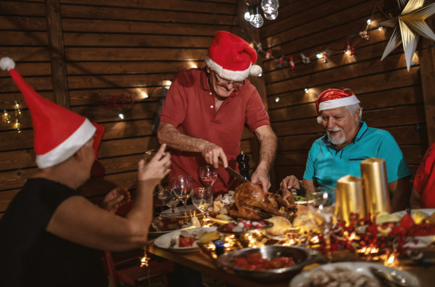 一家人吃圣诞晚餐图片下载