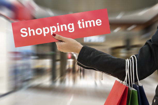 购物时间到了，小女孩拿着购物袋逛商场图片下载