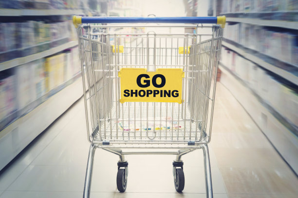 去购物中心购物车上的购物题词。推着购物车进入超市。在市场购物的概念。图片下载