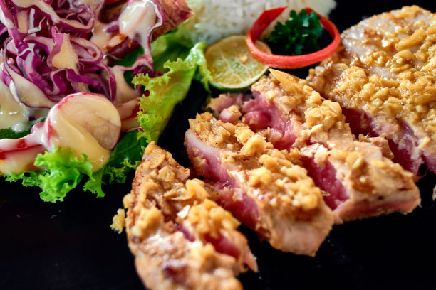 烤金枪鱼牛排配米饭和蔬菜。关闭了。图片下载