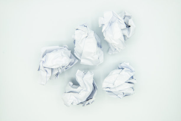 一套皱巴巴的纸球孤立在白色背景。图片下载