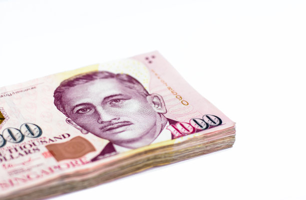 新加坡元货币，钱孤立在白色背景与复制空间。盯着钞票上一个男人的眼睛图片下载