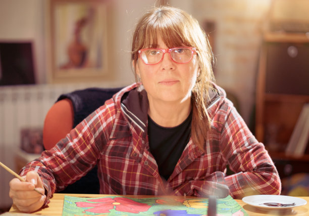 中年女子绘画，爱好概念图片下载