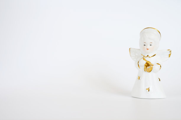 白色背景上的陶瓷天使雕像，文字空间图片下载