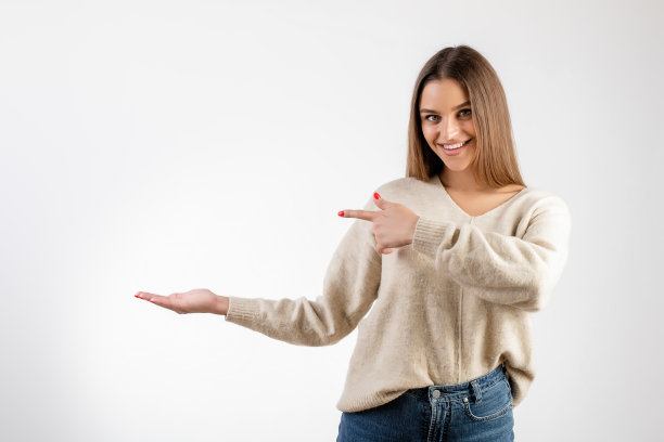 在演播室里表现出孤立情绪的女人图片下载