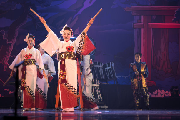日式传统表演：演员身穿和服戴狐狸面具在舞台上演奏太鼓图片下载