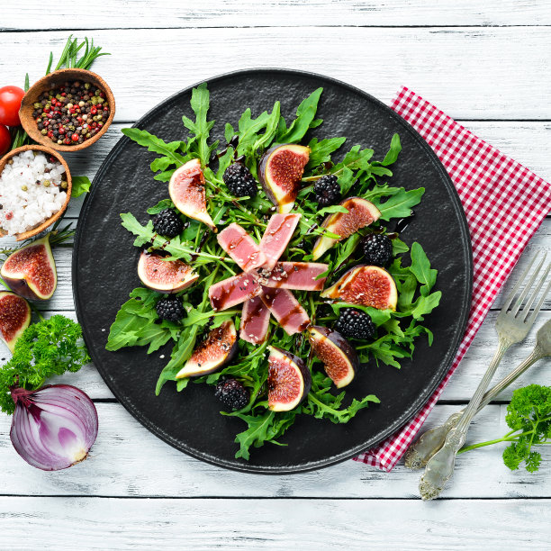 芝麻菜沙拉，金枪鱼片，无花果配黑莓。菜单。免费空间。前视图。图片下载