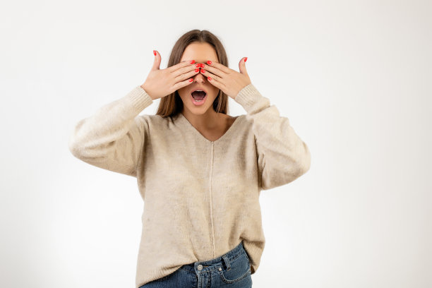 在演播室里表现出孤立情绪的女人图片下载