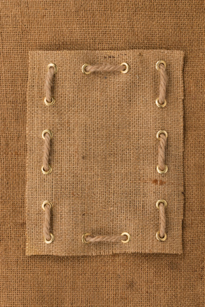 用一根绳子插入金戒指的框架粗麻布。前视图。图片下载