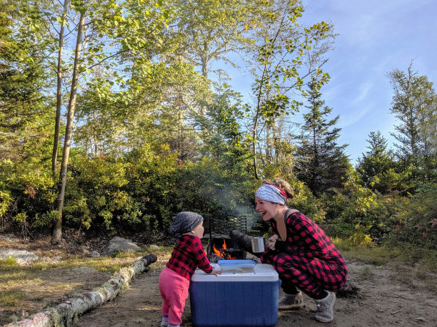 年轻的母亲和9个月大的婴儿女儿在公园露营图片下载