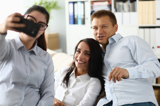 办公室里快乐的商人图片下载