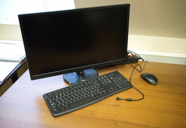 工作场所液晶显示器，键盘和鼠标图片下载