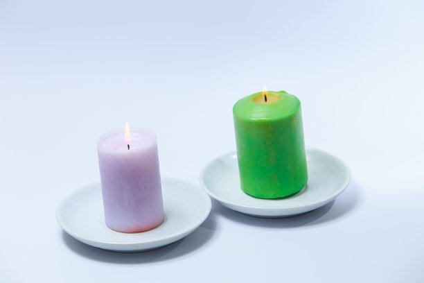 白色背景上两根燃烧的蜡烛图片下载