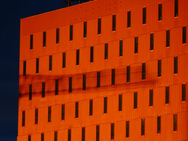 不错，日出在法国现代社区上空图片下载