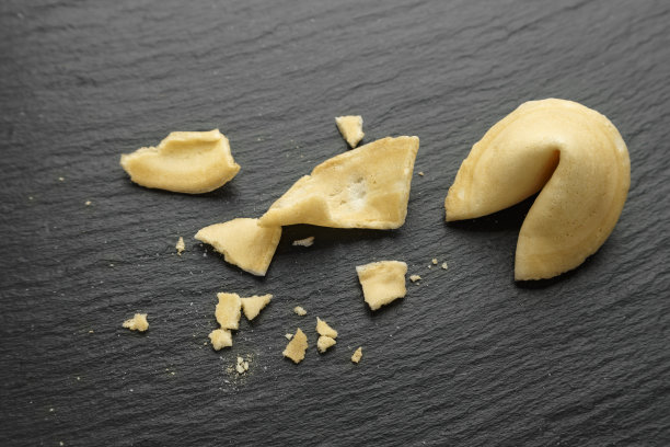 黑色背景上的碎中国幸运饼干。图片下载