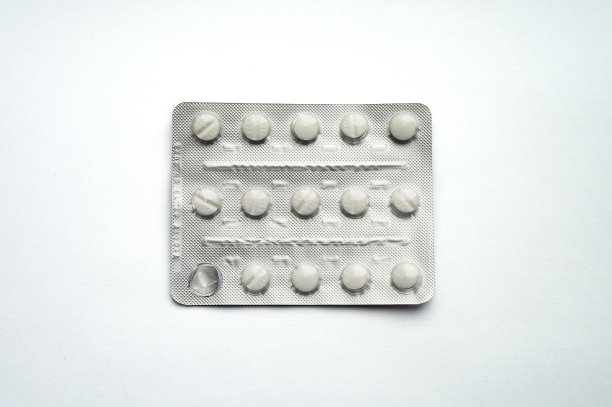 顶视图的片剂在吸塑包装孤立的白色背景图片下载