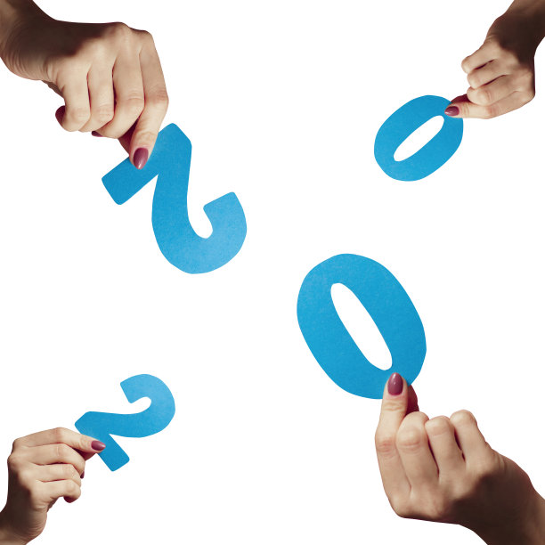 女性的手握着并显示日期2020剪纸纸板上的白色孤立的背景，概念新年，创意数字在框架的中心相遇图片下载