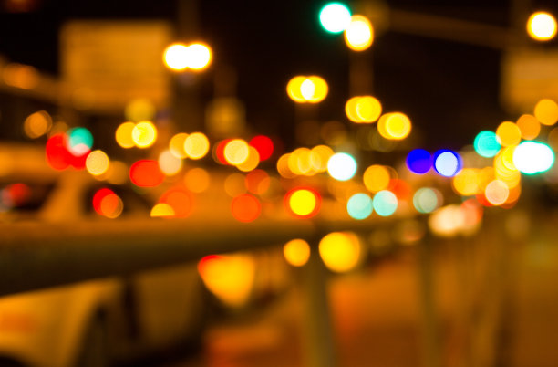 模糊的夜晚城市交通堵塞灯光背景。具有散景效果的抽象城市路灯。图片下载