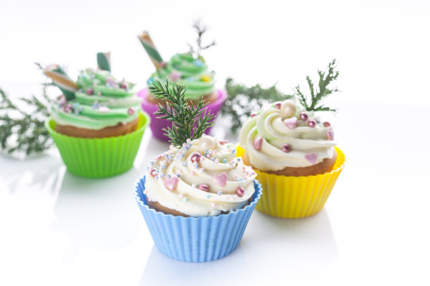 白色背景的自制圣诞松饼。传统的甜的甜点。孤立的成分。特写镜头图片下载