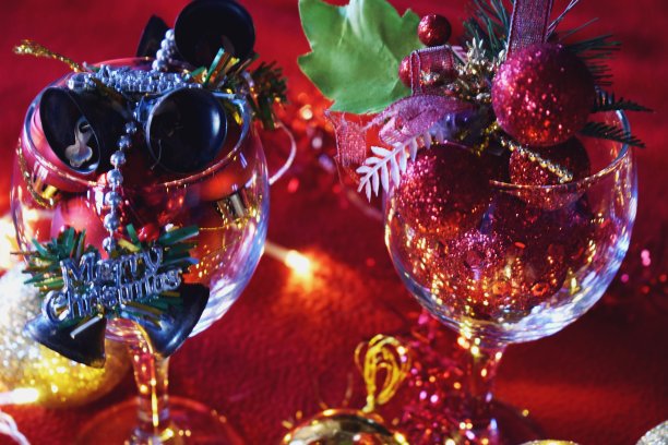 一堆戴着眼镜的圣诞装饰品图片下载