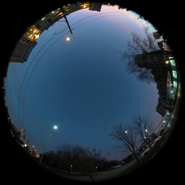 在天空。用鱼眼镜头拍摄，产生特殊的底片效果。清新的空气感觉和晴朗的夜空如图所示。图片下载