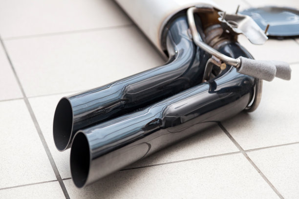 排气系统在管道上采用了双黑色喷嘴，增加了汽车的动力，为车间车辆的现代化调试提供了方便。图片下载