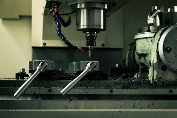 数控铣床对零件进行加工，并注入切削液图片下载