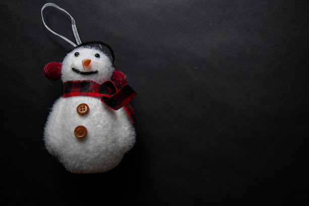 装饰圣诞节和雪人孤立在黑色的背景图片下载