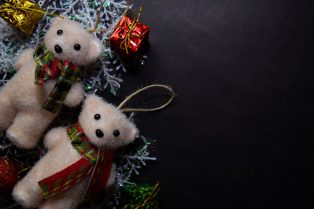 装饰圣诞节和雪人孤立在黑色的背景图片下载