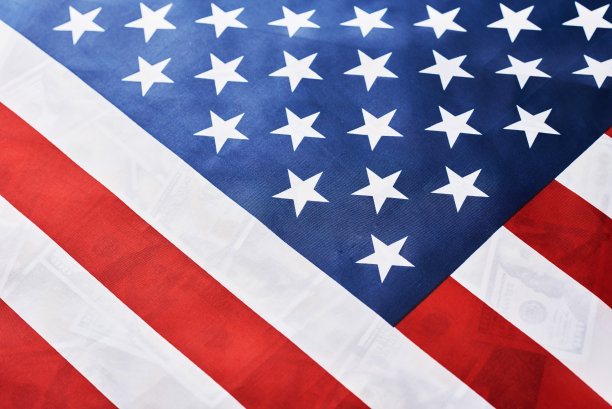 美国国旗上的许多美元钞票的特写。金融概念图片下载