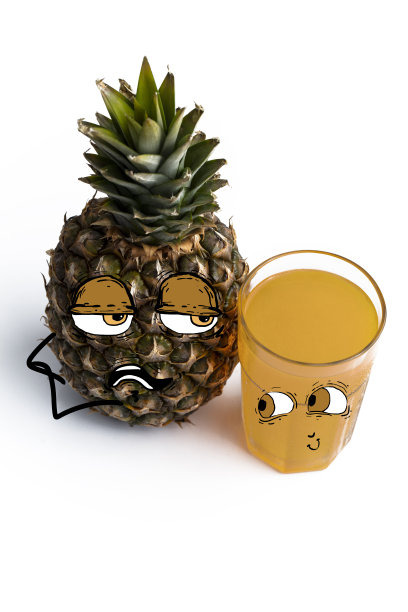 在一杯菠萝汁和菠萝的照片上画有趣的人物。图片下载