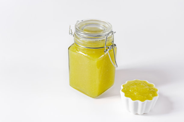 自制美味的绿果酱，白底玻璃罐和碗。副本的空间。图片下载