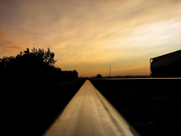 金色草原落日天空映轨图片下载