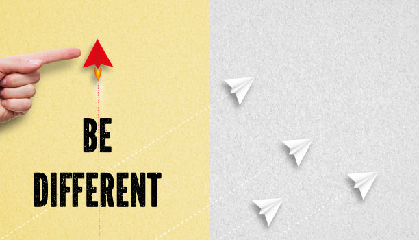 一架小飞机和一只指向红色的手象征着不同的方法图片下载