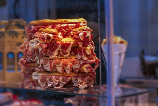 一堆西班牙腌火腿三明治图片下载