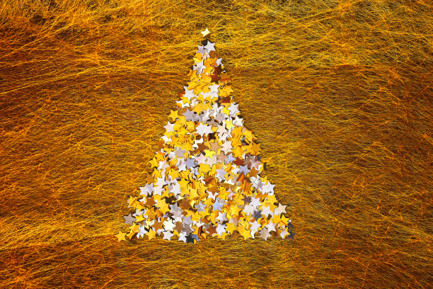 用星星亮片做成的金色圣诞树。新年作文，圣诞作文图片下载