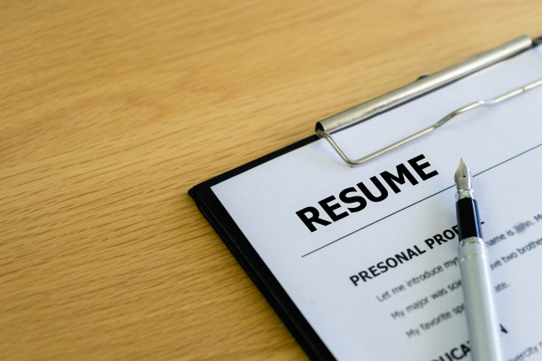 把简历和笔放在桌子上。其中有信息准备发送到公司进行选择。图片下载