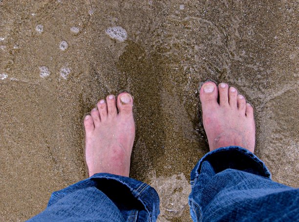 赤脚在沙滩上图片下载