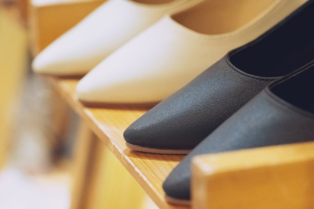 女性黑色高跟鞋的特写图片下载