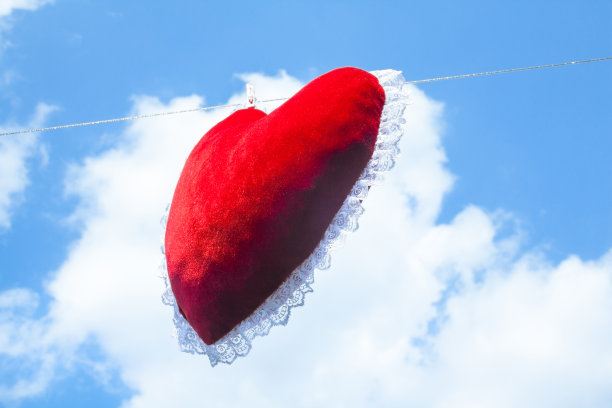 心型坐垫挂在晾衣绳上图片下载