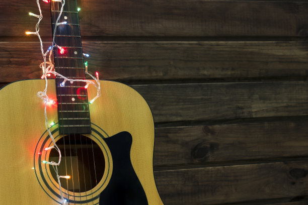 木吉他在新年的花环，吉他在木墙下的花环，复制spaсe图片下载