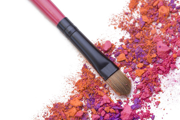 用刷子刷出多彩的眼影图片下载