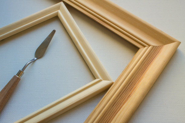 调色板刀在白色帆布上的木框里图片下载